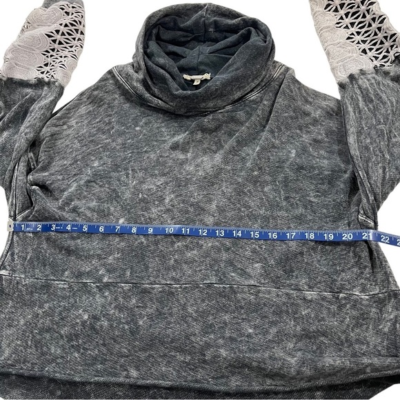 Gimmicks BKE Women Grey Acid Wash Cowl Neck Crochet Long Sleeve Sweater Sz Sm - Picture 10 of 12